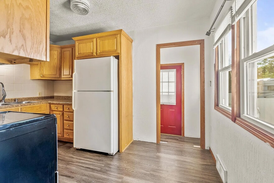 Building Photo - 1520 W 9th St