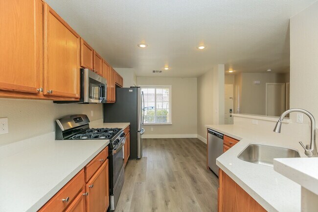 Building Photo - 7933 Hollow Pine St