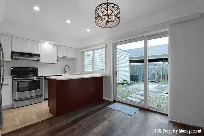 Building Photo - 911 Manor Ln