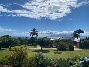 Building Photo - Stunning Launiupoko 2BR Rental – Ocean Vie...