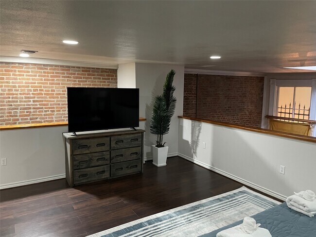 Building Photo - 2118 The Strand