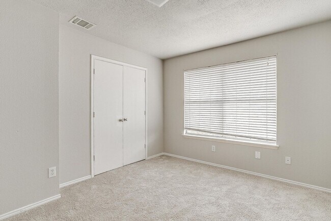 Building Photo - Ready for New Tenants- Large 3 bed, 2.5 bath in West Fort Worth- 76108