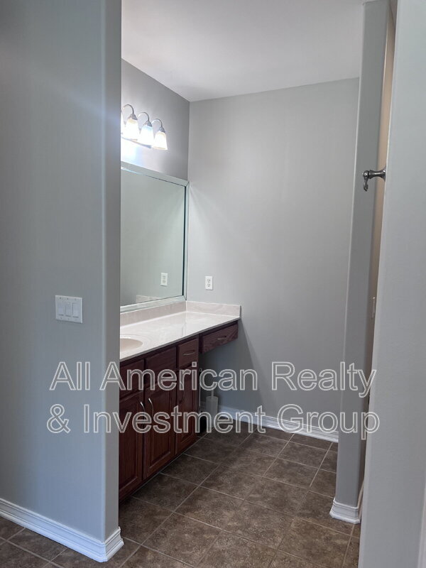 Building Photo - 105 Par Ct