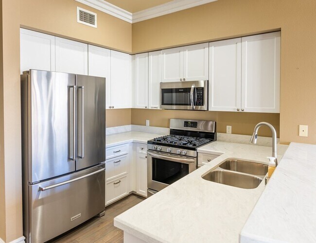 Building Photo - Gaslamp City Square Condo  2 bed 2 bath, top floor, corner unit VIEWS