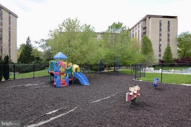 Building Photo - 6001 Arlington Blvd