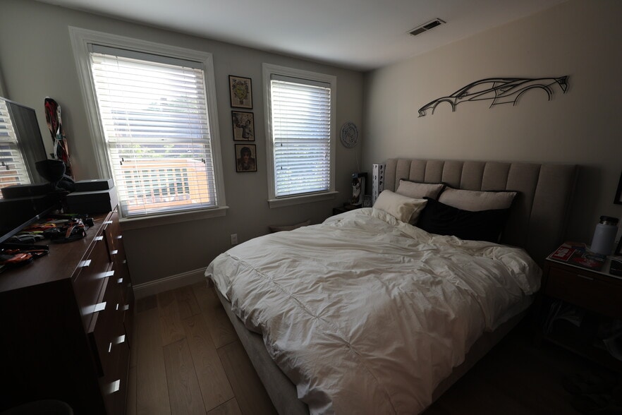 Building Photo - 10 Symmes St
