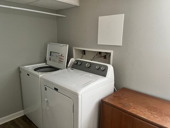 Building Photo - 3BR/ 1.5BA, Home in Rocky Hill