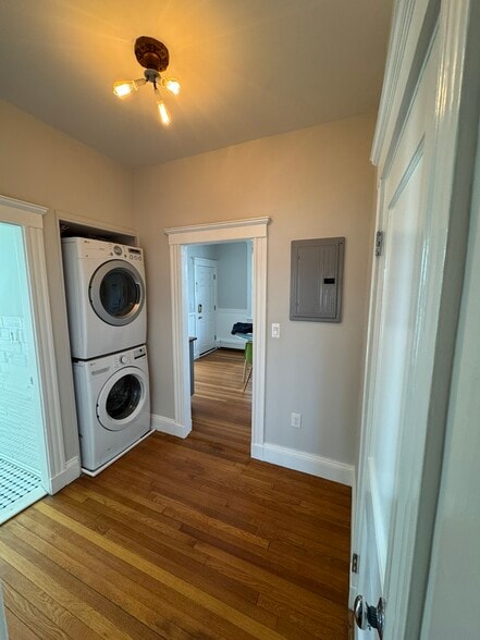 Building Photo - 84 Tudor St