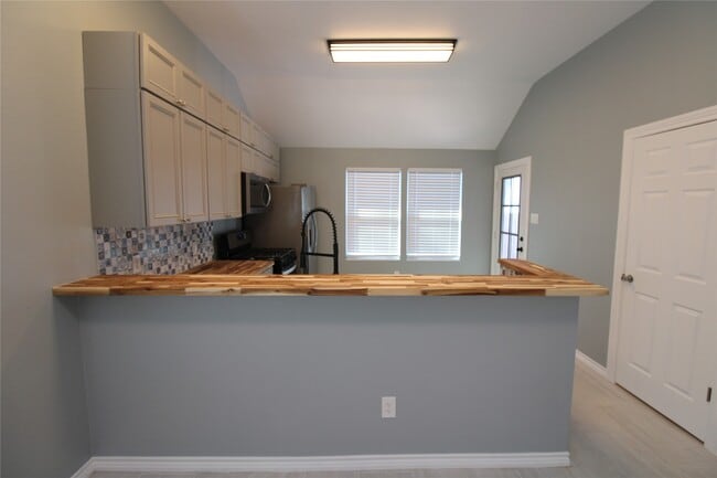 Building Photo - 503 Austin St