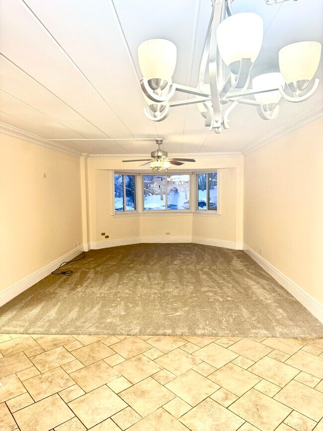 Building Photo - 300 S Roselle Rd