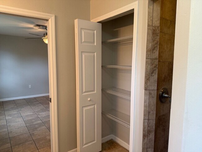Building Photo - Spacious 3 Bed / 2 Bath Home in the Heart ...