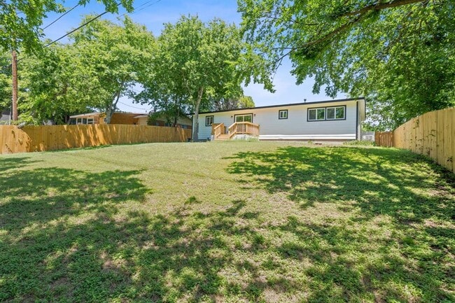 Building Photo - 711 Santa Rosa Dr