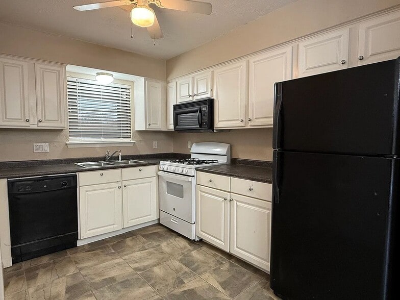 Building Photo - 3 Bed, 2 Bath in Southwood Valley for August Move In!