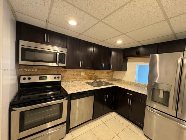 Primary Photo - 8010 N Colony Cir