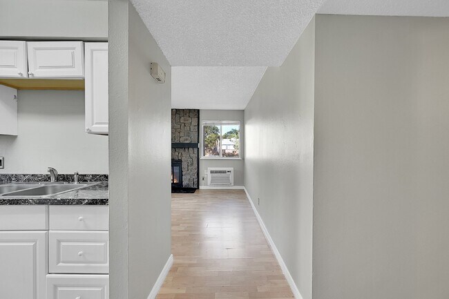 Building Photo - $1,650.00 - 2 Bedrooms, 1.5 Bathrooms Condo in Aurora with Cozy Fireplace!