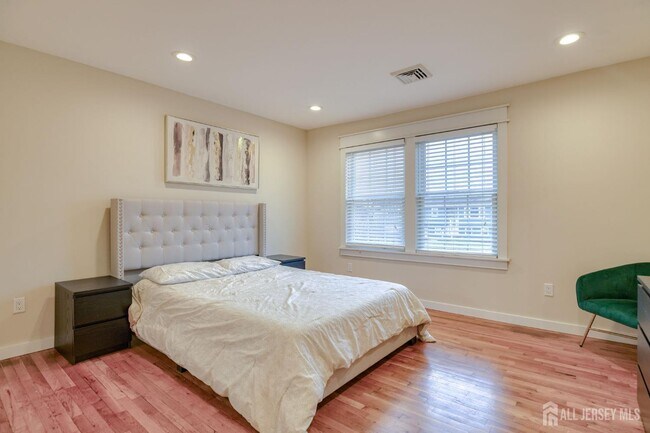 Building Photo - 30 Clara Dr