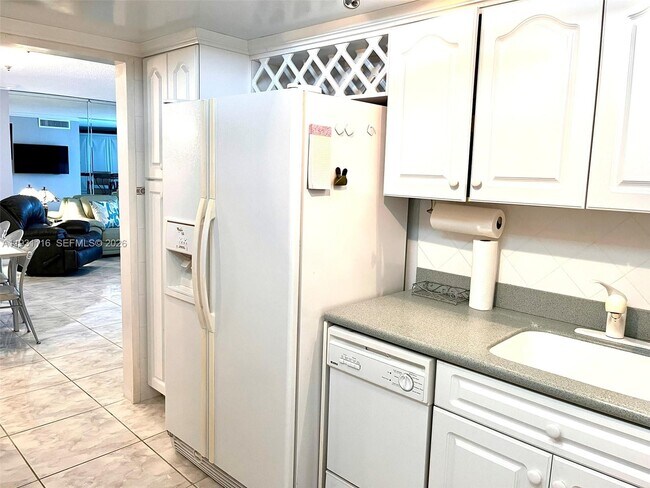 Building Photo - 3180 S Ocean Dr