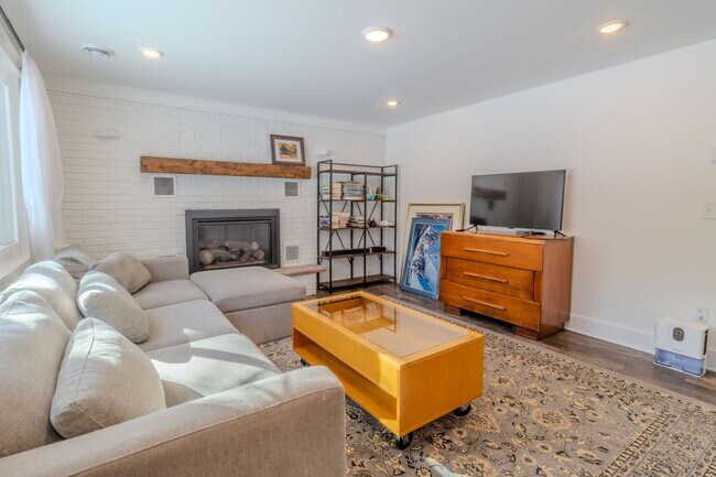 Building Photo - Quiet Cottage in the Trees