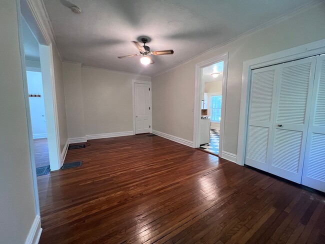 Building Photo - Single Family Heritage Hill Home! Two Bedr...