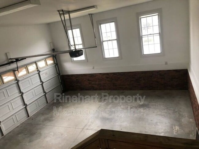 Building Photo - 6014 Featherstone Ct