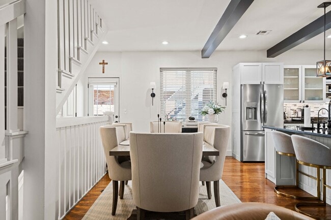 Building Photo - This luxurious townhouse on Cherry St.