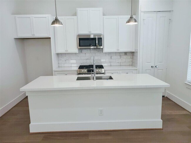 Building Photo - 311 Cyclamen St