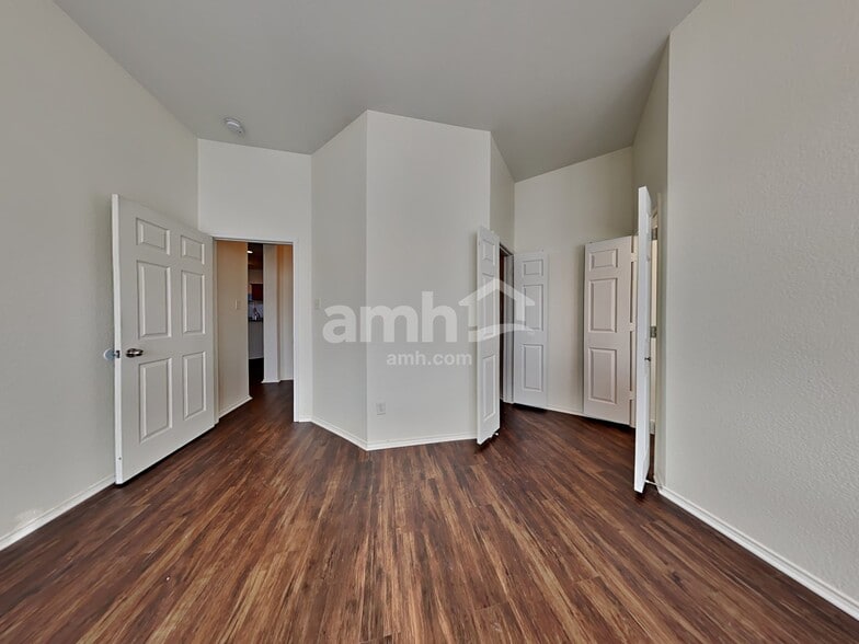 Building Photo - 515 Hampton Ct