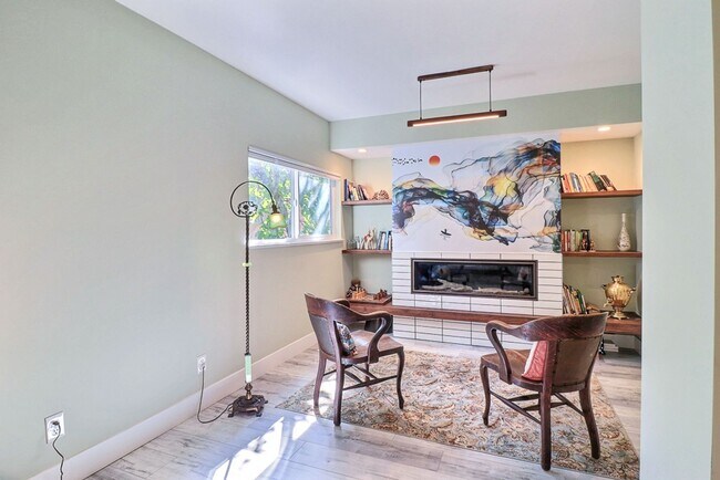 Building Photo - Stunning East Richmond Heights Home!