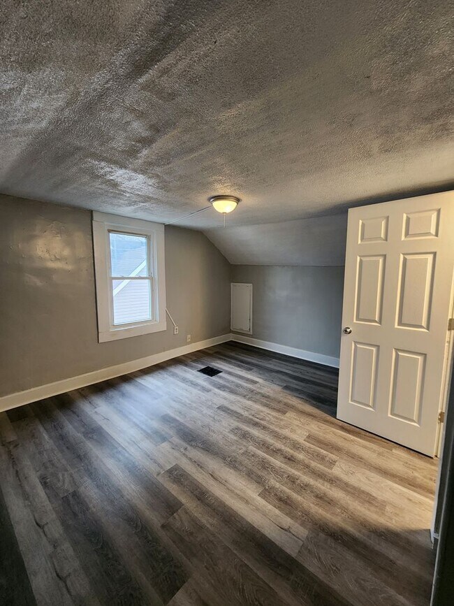 Building Photo - FOUR BEDROOM SINGLE FAMILY HOME NEAR SOUTH SIDE INDY