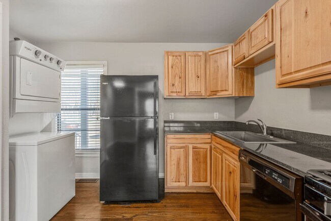 Building Photo - Live/work One Bedroom with Study in Plaza ...