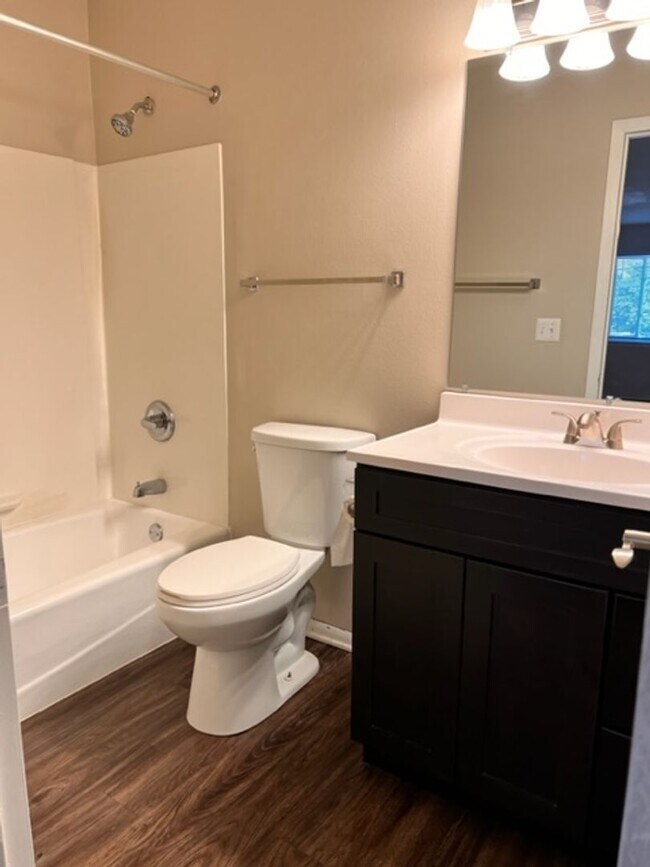 Building Photo - Spacious 1-Bedroom Apartment for Rent in C...