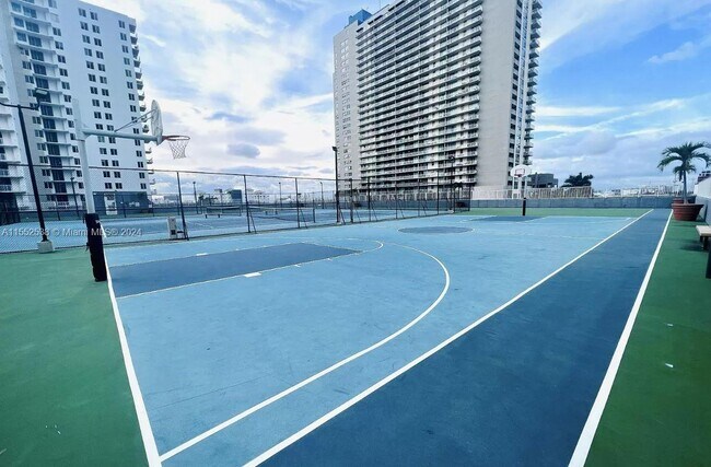 Building Photo - 800 N Miami Ave