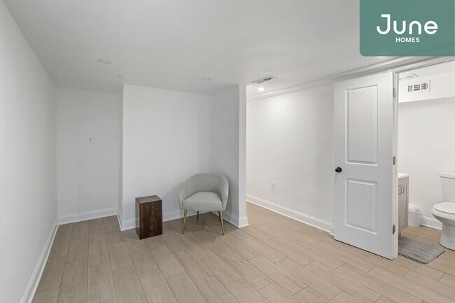 Building Photo - ROOM ONLY in 5-bed/3.5-bath Home