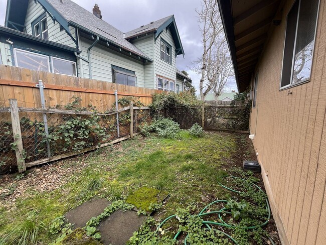 Building Photo - CCO867