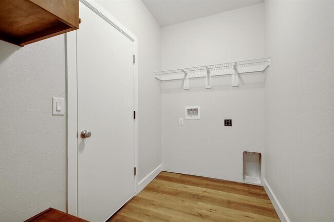 Building Photo - 2109 Meadow View Dr