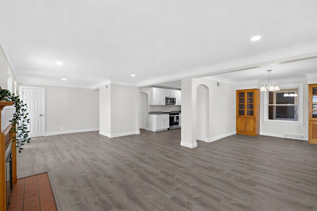 Building Photo - 223 N Dellwood Ave