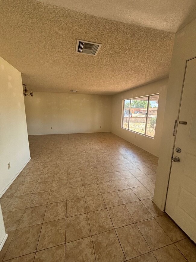 Building Photo - 554 Hegge Dr