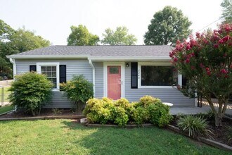 Building Photo - South Knox Cottage!!!