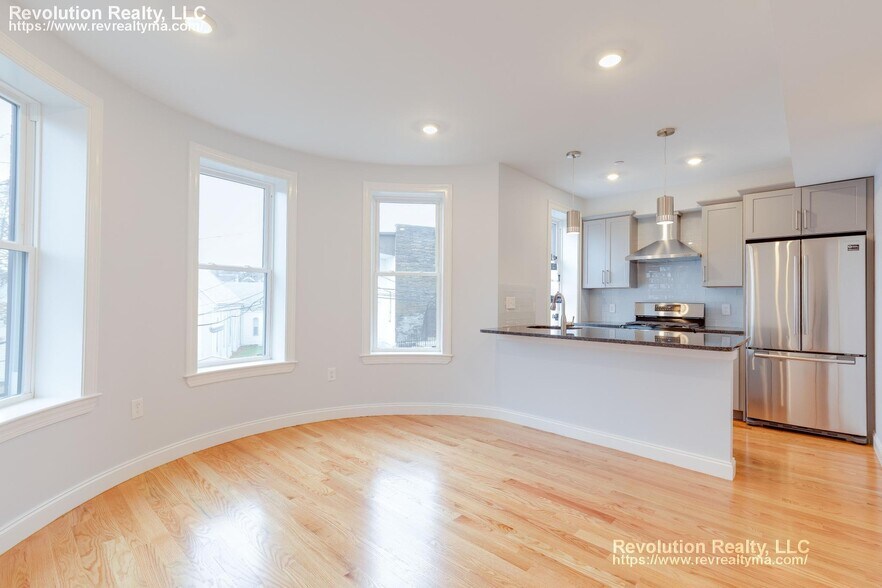 Building Photo - 15 Kenilworth St