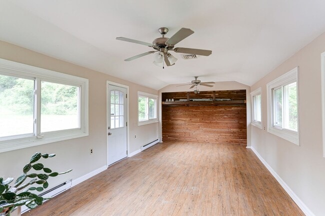 Building Photo - 3 Bed 1.5 bath in Camp Hill