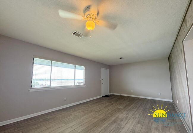 Building Photo - Renovated Waterfront Condo in Fort Walton ...