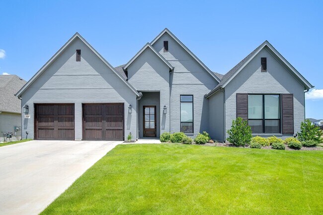 Building Photo - 916 Highlands Ave