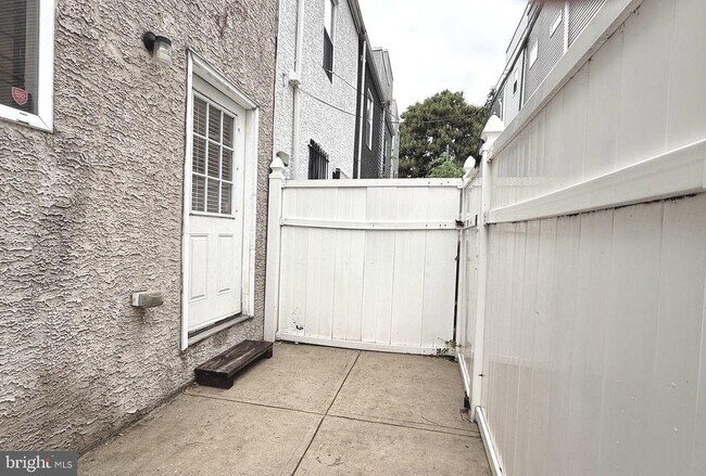 Building Photo - 1551 S Lambert St