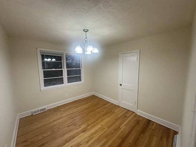 Building Photo - 717 Melrose Ave