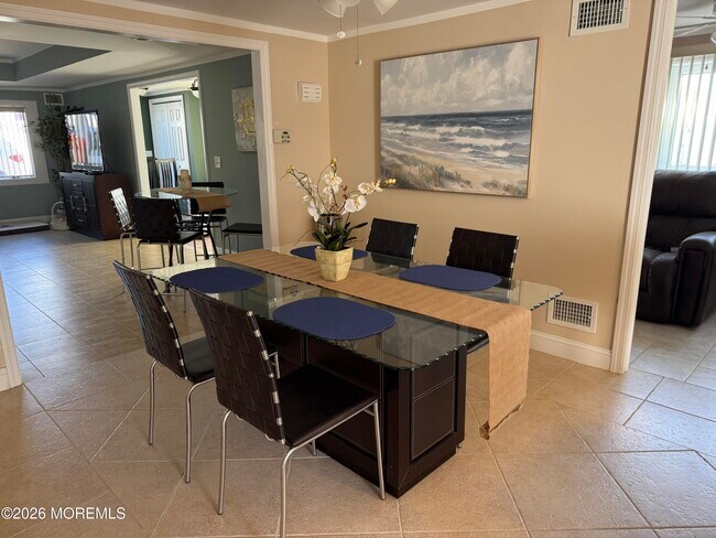 Building Photo - 102 W Colony Rd