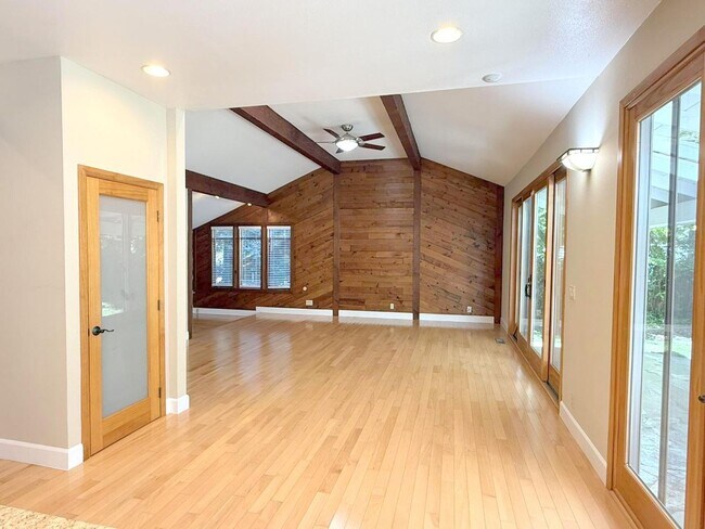 Building Photo - Sprawling ranch home located in highly des...