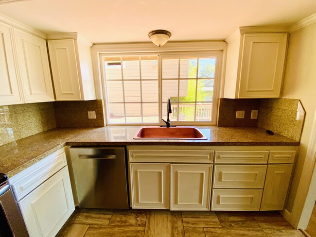 Building Photo - 14002 Hemlock Dr