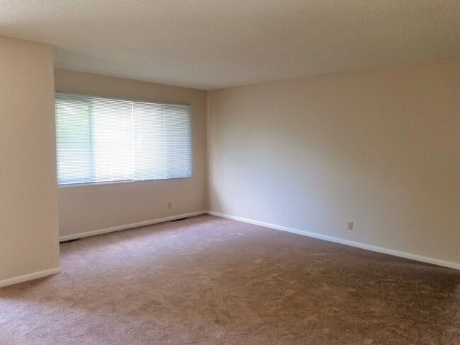 Building Photo - r332