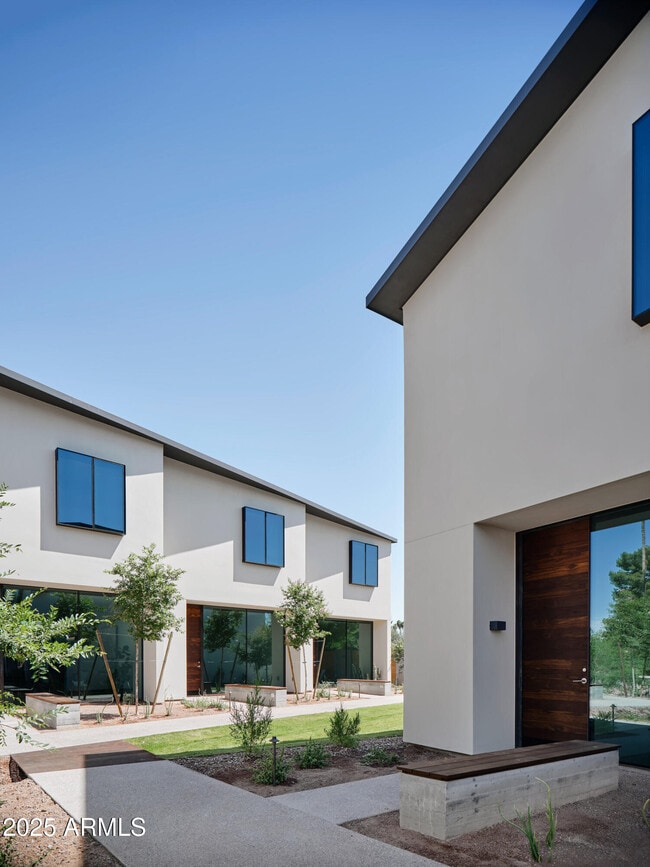 Building Photo - 6115 E Hollyhock St