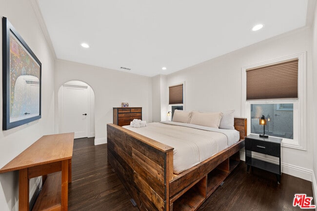 Building Photo - 2624 S Palm Grove Ave